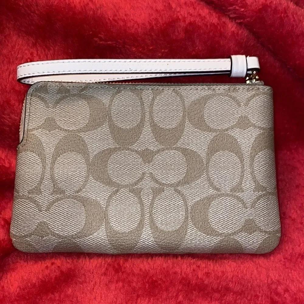 Coach IM/Light Khaki/Chalk wristlet